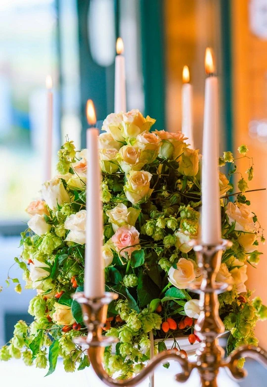 Hochzeitsfotografie Hochzeitsdeko Blumenbouquet mit Kerzenleuchter, brennende Kerzen, indoor
