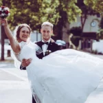 Paarshooting, Bräutigam trägt Braut, Hochzeitsstrauß, Kniestück, Gegenlicht, outdoor