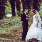 Paarshooting, Braut und Bräutigam im Wald, Hochzeitsstrauß, Ganzkörper, outdoor