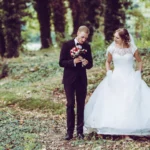 Paarshooting, Braut und Bräutigam laufen im Wald, Hochzeitsstrauß, Ganzkörper, outdoor