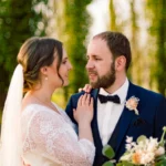 Paarshooting, Braut und Bräutigam zugewandt, Hochzeitsstrauß, Gegenlicht, Brustbild, outdoor