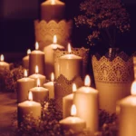 Hochzeitsdeko, brennende Kerzen im Halbdunkel, indoor