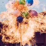 Platzende Luftballons im Feuerball Deko outdoor