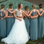 Gruppenfoto, Braut mit Brautjungfern Arm in Arm von hinten Ganzkörper outdoor