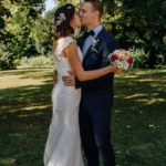 Paarshooting, Kussszene Braut und Bräutigam Hochzeitsstrauß outdoor