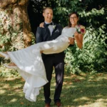 Paarshooting, Braut wird von Bräutigam hochgehoben Hochzeitsstrauß outdoor