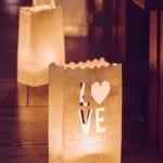 Hochzeitsdeko, Love, Papiertüten durch Kerzen leuchtend, indoor
