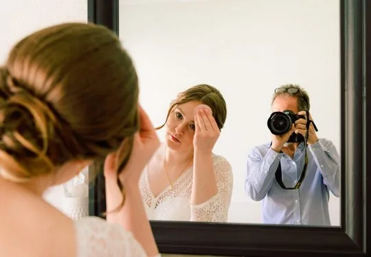 Preweddingshooting, Hochzeitsfotograf bei der Arbeit, Braut schminkt sich, indoor